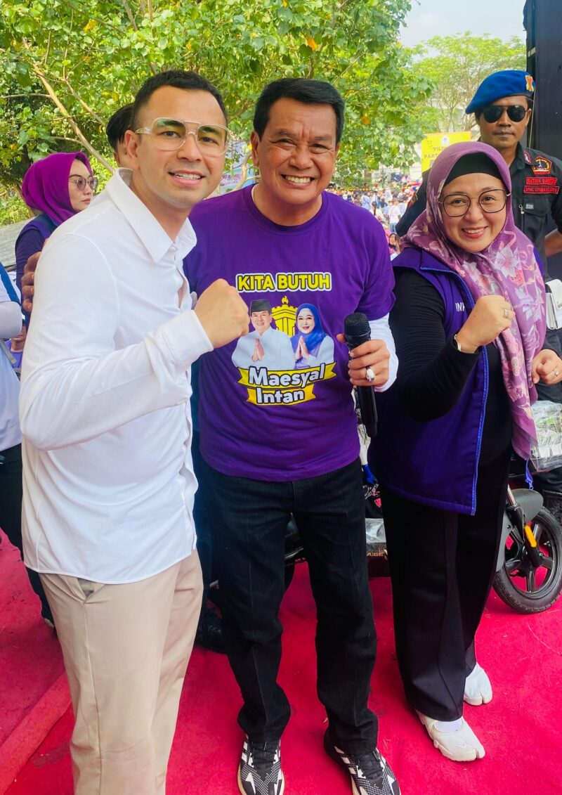 Terlihat, Raffi Ahmad, Maesyal Rasyid, dan Intan Nurul Hikmah saat foto bersama dihadapan puluhan ribu masyarakat, Pasar Kemis, Rajeg, dan Sindang Jaya.